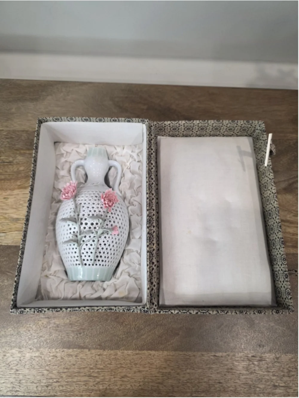VTG Reticulated Porcelain Double Handle Floral Vase Pink Flowers Boxed 7